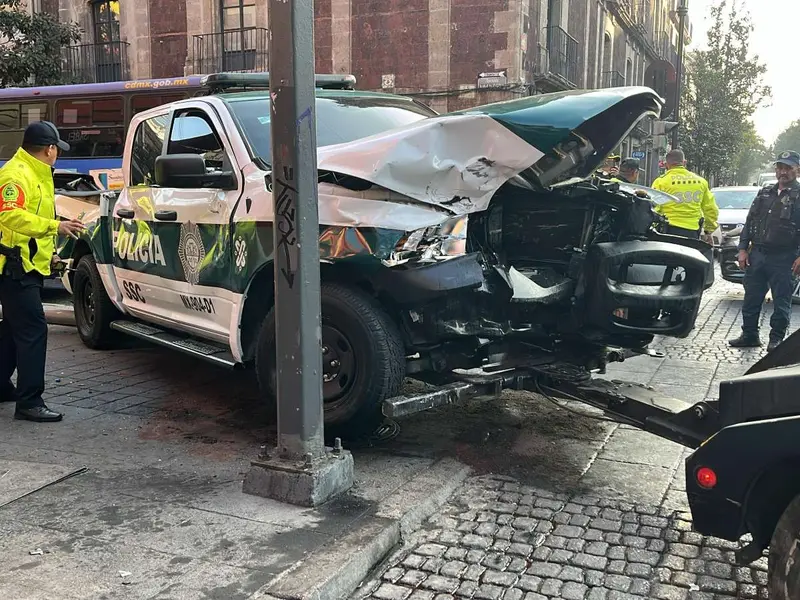 Patrulla se pasa el alto y choca contra camioneta en el centro de CDMX