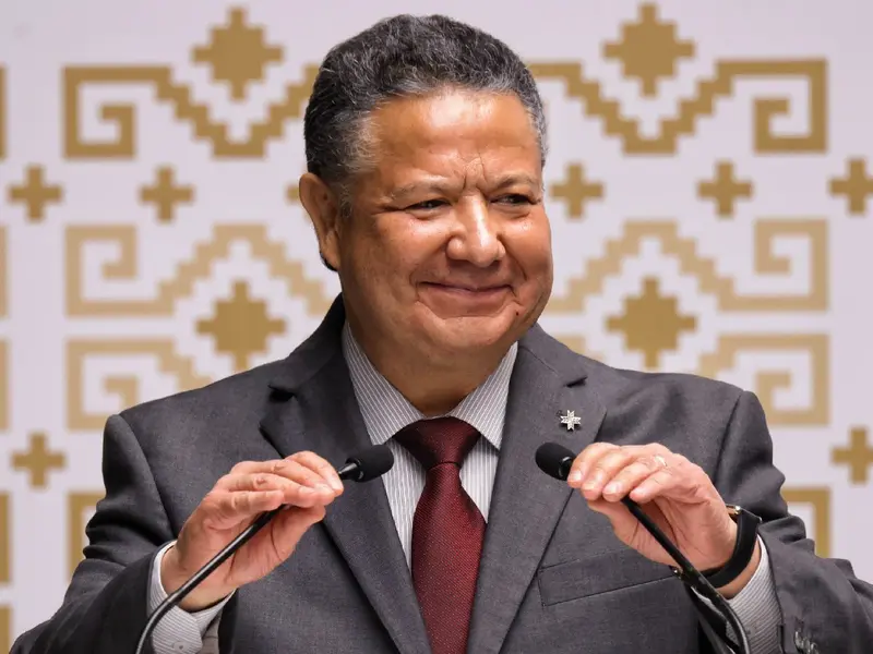 Gobernador de Hidalgo se desmaya; ¿cómo se encuentra?