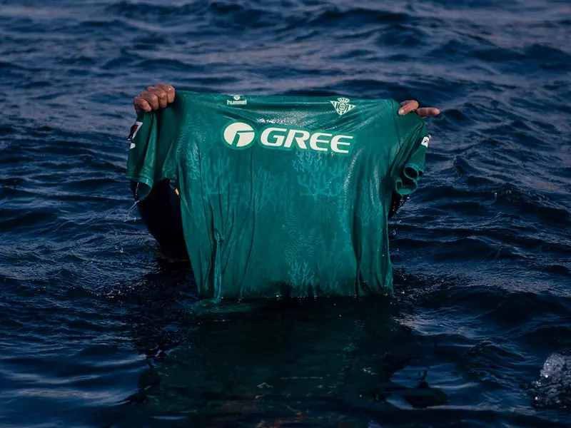 Tarifa, la camiseta ecológica del Betis a base de alga asiática y plásticos del mar