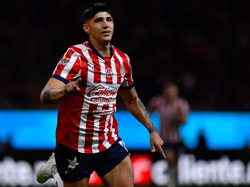 VIDEO: Alan Pulido regresa a Liga MX con gol; besa escudo de Chivas