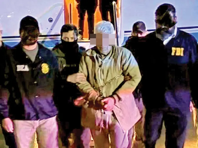 Agentes de la DEA en Nueva York escoltaron a Caro Quintero, quien bajó esposado de un avión de la Armada de México. Foto: Especial