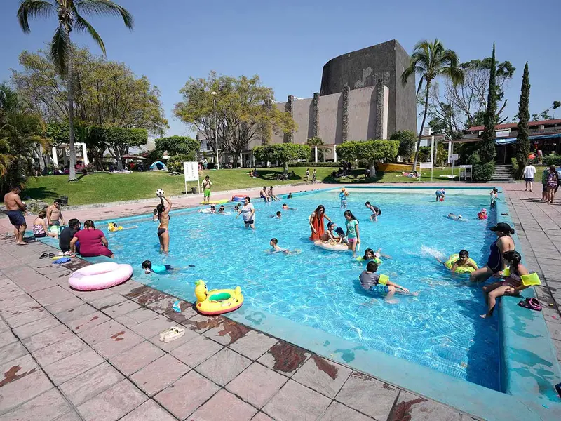Personas se divierten en el balneario Oaxtepec, de Morelos, perteneciente al IMSS