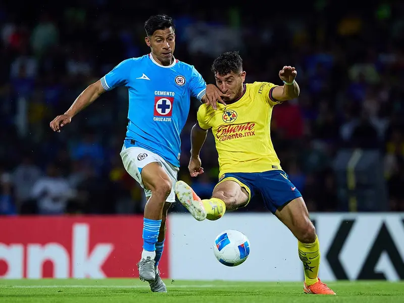 Ángel Sepúlveda y Sebastián Cáceres disputando el balón.