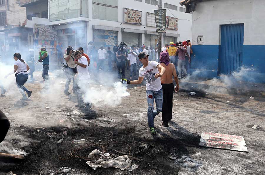 Actualidad - Así se ve la crisis en Venezuela por disputa de ayuda ...