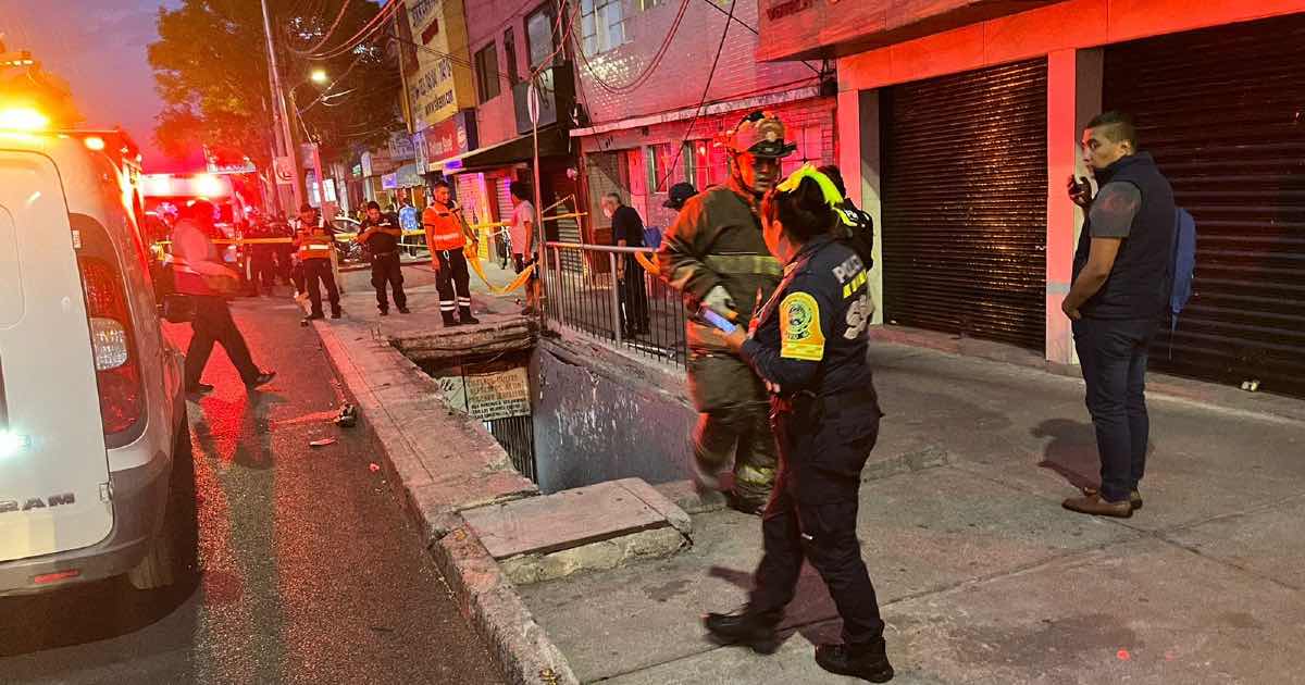 Conductor pierde el control de vehículo y cae a desnivel en Tlalpan