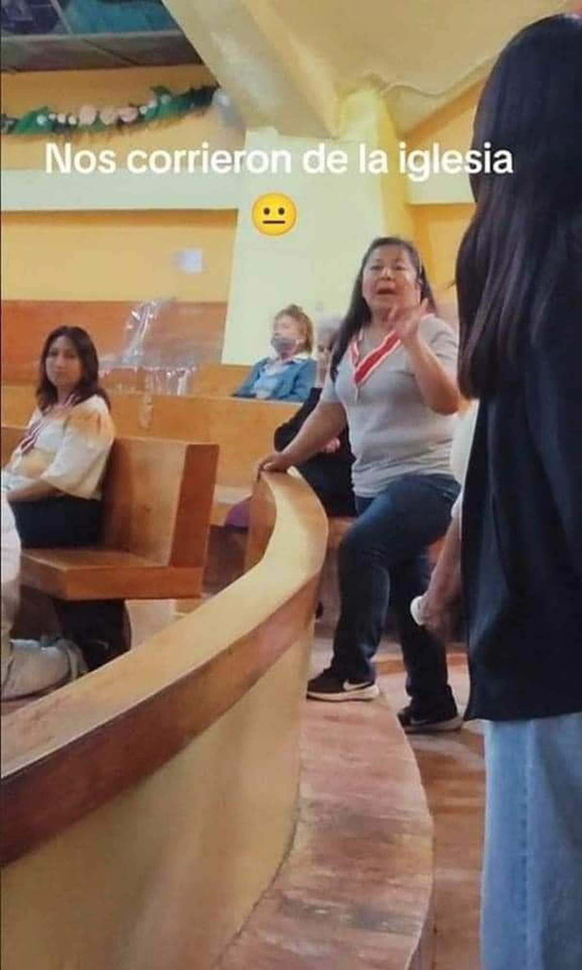 ‘Por curas así, la gente no va a la iglesia’, mujer tras ser sacada de misa