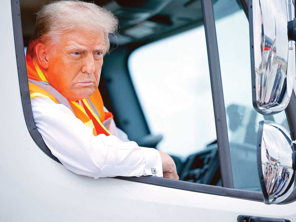 Trump, a bordo de un camión de basura.