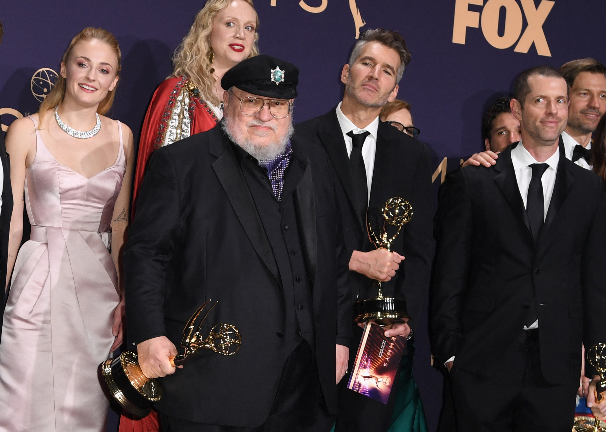 El elenco de "Game of Thrones" posando con su Emmy. Foto: AFP