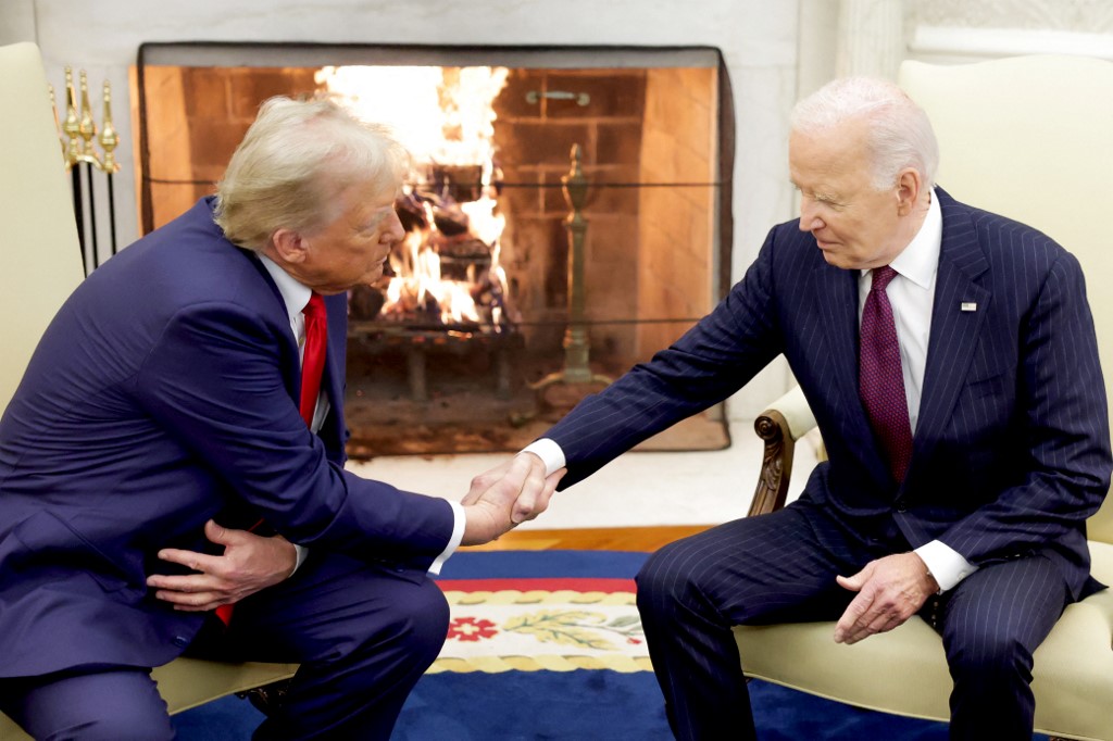 Donald Trump y Joe Biden se reunieron en la Oficina Oval de la Casa Blanca. (AFP)