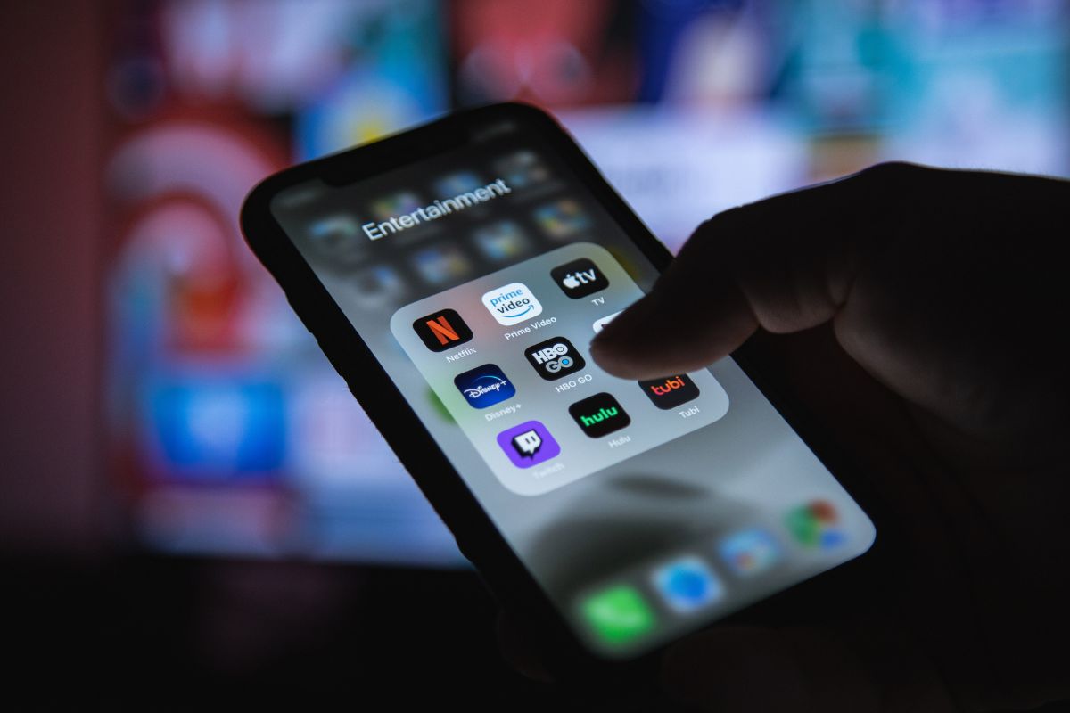 Persona elige qué plataforma de streaming ver en su celular / Foto: Getty Images
