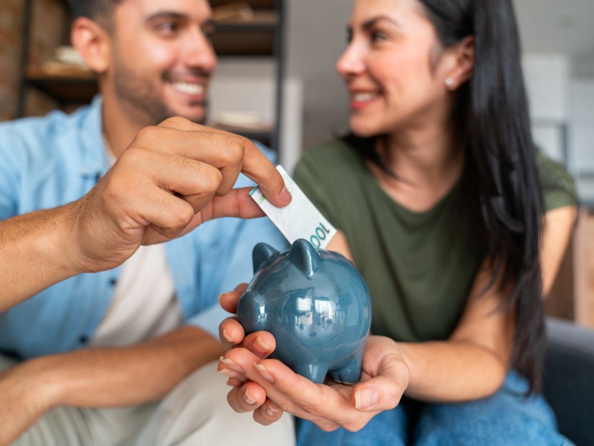 personas ahorrando dinero