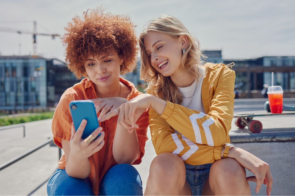 Dos amigas miran su celular / Foto: Getty Images