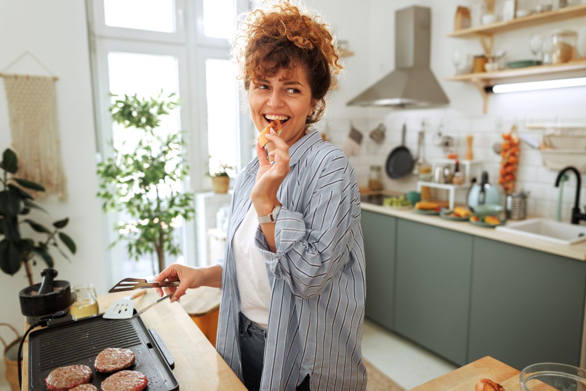 Mujer disfruta el cocinar / Foto: Getty Images