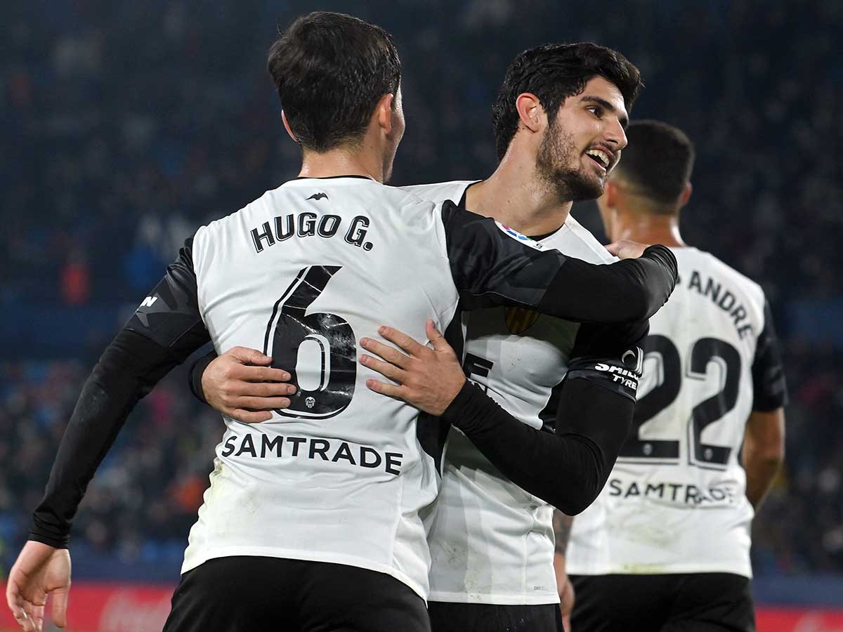 Valencia remonta y gana el derbi ante el Levante