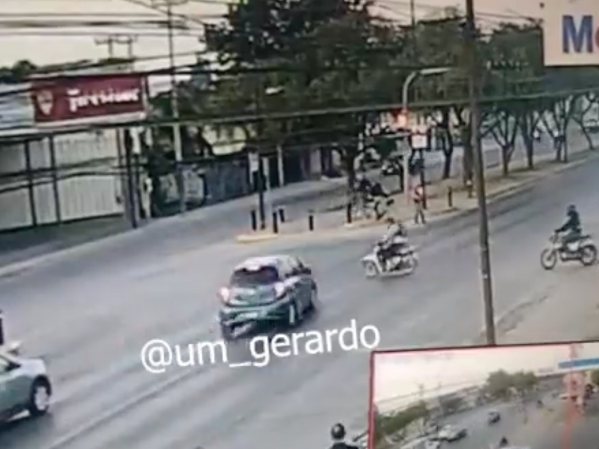 Impactante choque: León se pasa el alto y arrolla a motociclista