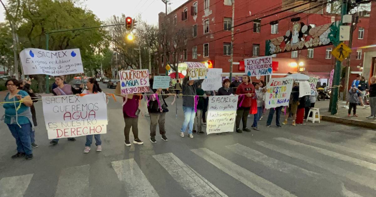 Por falta de agua vecinos de Coyoacán bloquean avenidas; llevan desde ...