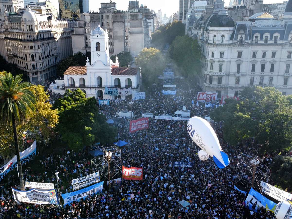 FOTOS: Miles de estudiantes marcha para defender la universidad pública ...
