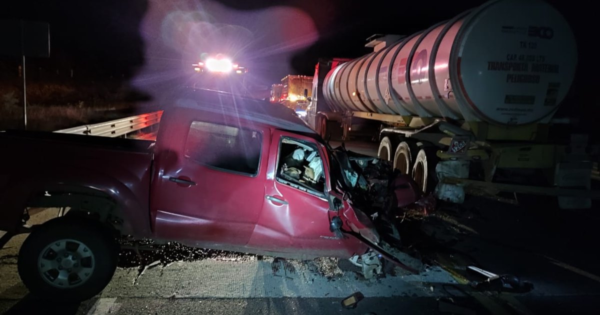 Choque de camioneta contra tractocamión deja dos muertos en Nuevo León