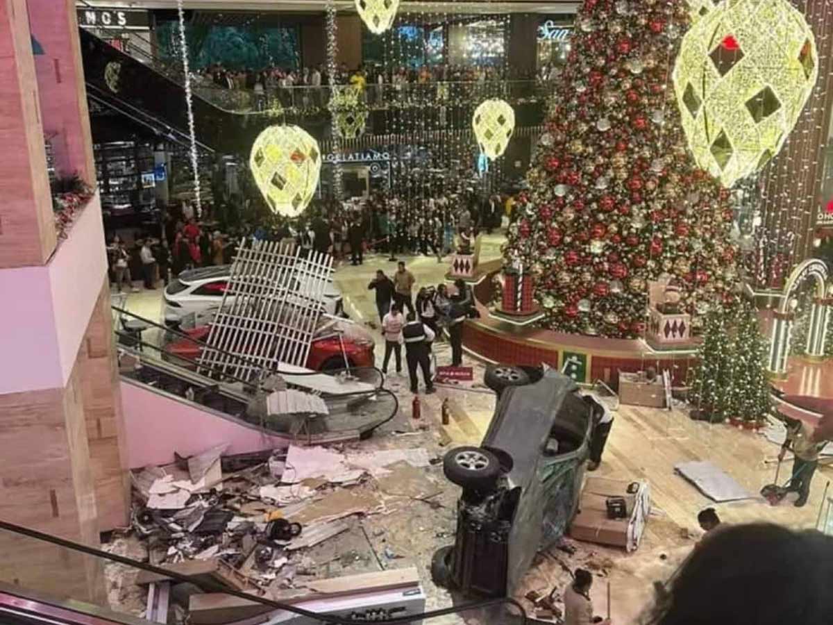 Terror en centro comercial Miraflores, auto cae desde el cuarto piso y ...