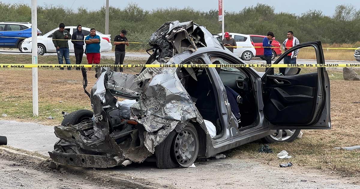 Choca taxi por aplicación y mueren dos pasajeros; la conductora está grave