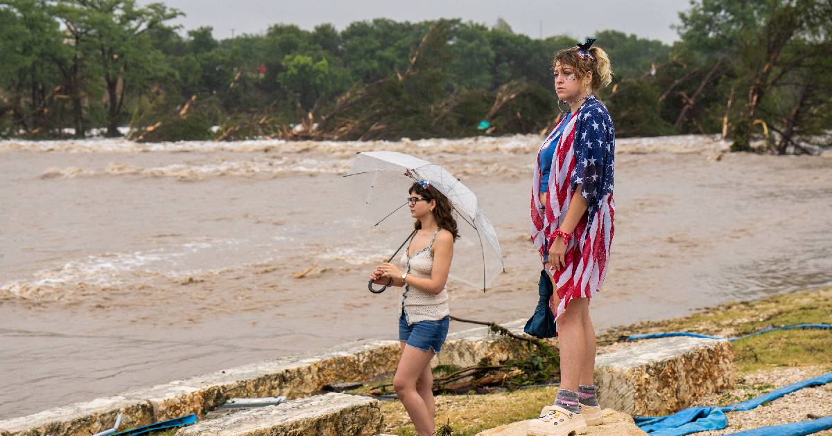 23人の少女は、テキサス州の壊滅的な洪水のために姿を消します。彼らはキャンプをしていました