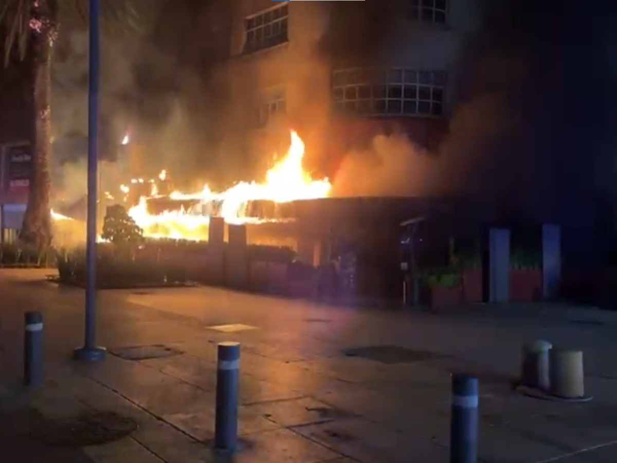 Un violent incendie ravage un restaurant à La Tabacalera