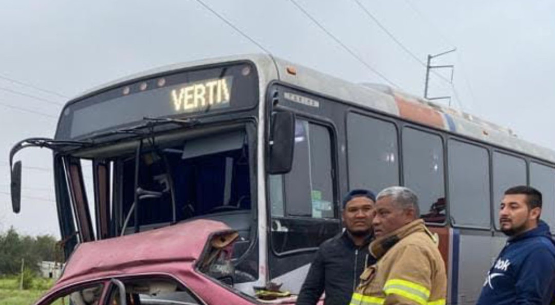 ¡Fatal accidente! Madre y sus tres hijos mueren tras chocar con autobús