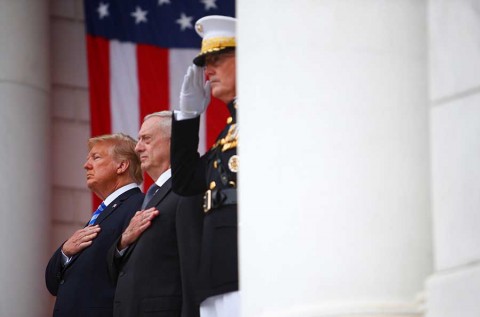 Trump rinde homenaje a soldados en Día de los Caídos