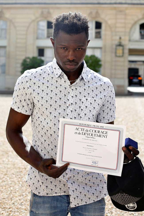 Así es la historia del inmigrante, 'hombre araña' y héroe de Francia