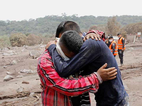 La Cancillería de Guatemala reconoció que las condiciones en el terreno "son un peligro para los rescatistas" (Foto: Reuters)