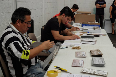 Consejales del Instituto Electoral de la Ciudad de México, asistieron a la recepción, apertura, extracción y entrega de los sobres voto provenientes del extranjero de las elecciones federales y locales. Foto: Cuartoscuro