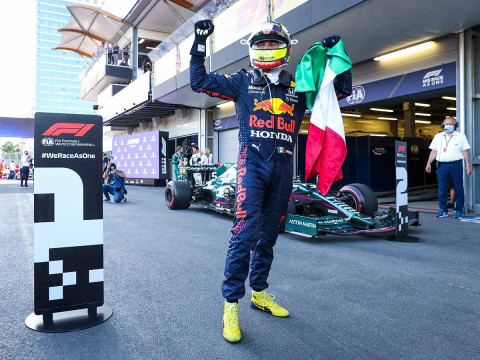 'Checo' Pérez con la bandera de México. (Mexsport)