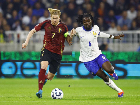 Kevin De Bruyne disputando el balón con Manu Koné. (Reuters)