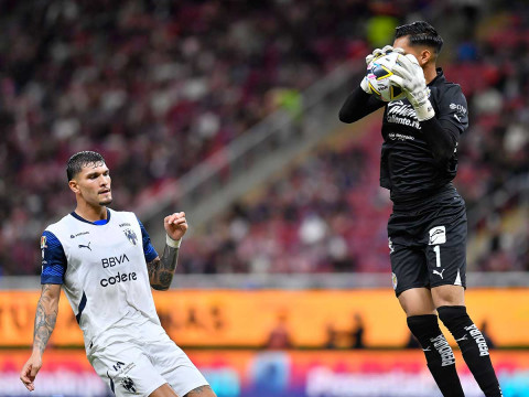 Raúl Rangel atrapando el balón en un salto. (Mexsport)