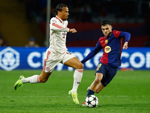 Pedri marcando a Leroy Sané. (Reuters)