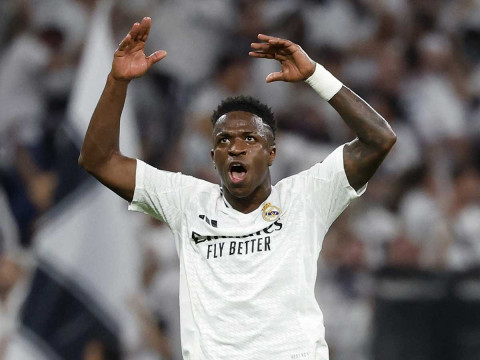 Vinicius levantando las manos. (Reuters)