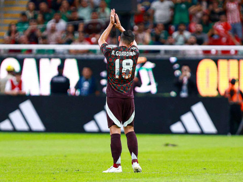 Andrés Guardado de espaldas y aplaudiendo. (Mexsport)