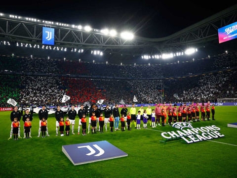 Ceremonia previa a un partido de Champions. (Reuters)