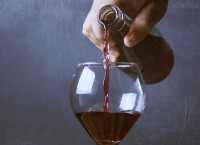 Investigadores resaltan que el consumo de alcohol por debajo de 20 gramos al día no aumenta el riesgo de mortalidad, ni lo disminuye. Foto: Pixabay