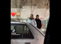 Mujeres lanzan piropos a hombres en la calle. Foto: Especial