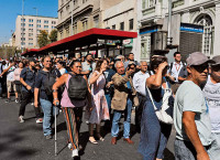 Decenas de personas tuvieron que esperar camiones vacíos, debido a la suspensión del servicio del metro en Santiago. Foto: Reuters