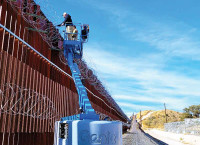 Autoridades colocan, en Arizona, una cadena de púas sobre el muro fronterizo que separa a Méxi-co y Estados Unidos. Foto: Daniel Sánchez Dórame