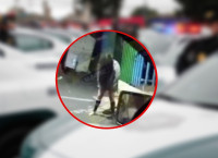 Mujer en Xochimilco grabada por policías. Foto: Especial 