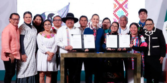 Sheinbaum firma decretos para publicar reforma al artículo 2 en varias lenguas Sheinbaum firma decretos para publicar reforma al artículo 2 en varias lenguas
