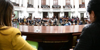 Mientras que el diputado local de Morena, Víctor Hugo Romo, afirmó que el cigarrillo electrónico es una “máquina sistematizada de adicción”. Foto: X @Congreso_CdMex Mientras que el diputado local de Morena, Víctor Hugo Romo, afirmó que el cigarrillo electrónico es una “máquina sistematizada de adicción”. Foto: X @Congreso_CdMex